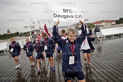Sopot. Parada uczestikow mlodziezowego turnieju pilkarskiego...