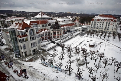Sopot. Widok z latarni morskiej na Dom Zdrojowy i hotel...