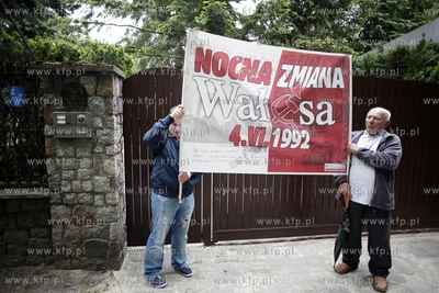 Gdansk. Ul. Polanki. Pikieta czlonkow Klubu Gazety...