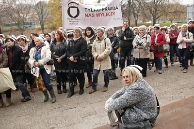Protest pielegniarek i poloznych pod Urzedem Marszalkowskim...