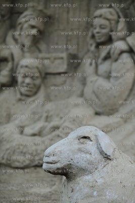 Symboliczne odsloniecie szopki bozonarodzeniowej z...