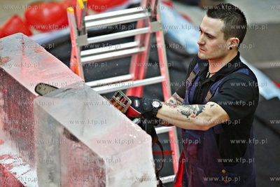 Galeria Przymorze. Pokaz rzeźbienia w lodzie połączony...