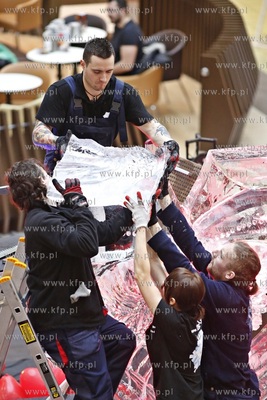 Galeria Przymorze. Pokaz rzeźbienia w lodzie połączony...