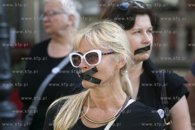 Gdańsk. Długi Targ. Milczący protest KOD-u przeciw...