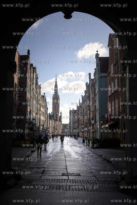 Gdańsk. Ulica Długa o poranku. 
Widok ze Złotej...