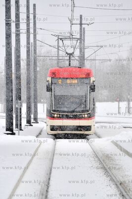 Zima w Gdańsku. Tramwaj Pesa Jazz Duo na Pętli Ujeścisko....