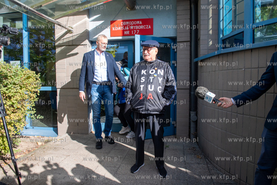 Gdańsk. Lech Wałęsa oddaje głos w wyborach parlamentarnych...