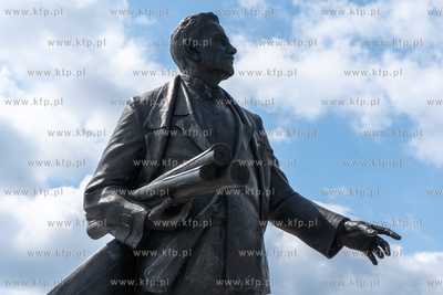 Gdynia. Marina przy Porcie Dalmor. Nz. pomnik inżyniera...