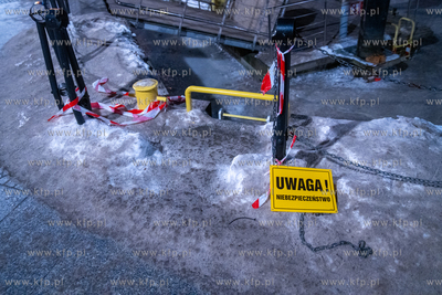 Wieczorne spacery po skutej lodem Motławie w Gdańsku....