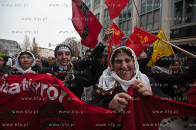 Berlin. Demonstracja grup lewicowych i antyfaszystow...