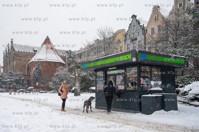Gdańsk. Targ Węglowy. Nz. Kiosk Ruch. 17.02.2021...