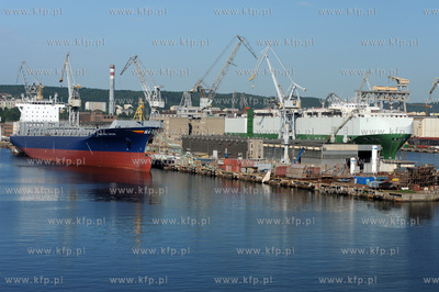 Port w Gdyni. Widok z promu Stena Baltica. n/z 196-metrowy...