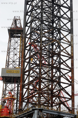 Samopodnosna platforma wiertnicza ENSCO100 przechodzi...