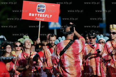 Gdynia. Parada zalog startujacych w Zlocie Zaglowcow...