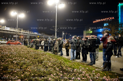 Gdansk - Wrzeszcz. Montaz kolejnych elementow estakady...