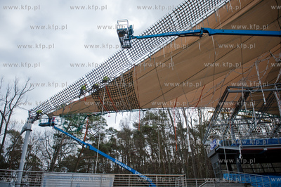 Sopot. Rozpoczeto montaz liczacej 7000 m2  powloki...