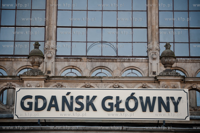 Gdansk. Budynek Dworzca Glownego PKP. Zamontowana tablica...