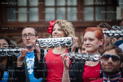 Gdansk. Dlugi Targ. Parada z udzialem bebniarzy, tancerzy...