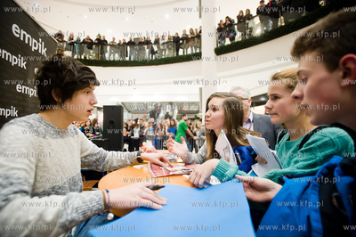 Gdansk. Galeria Baltycka. Spotkanie z Dawidem Kwiatkowskim.
28.11.2013
fot....