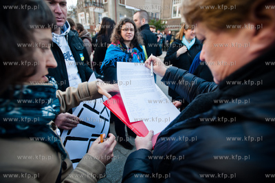 Gdansk. Pikieta osob solidarnych z Ukraina, zorganizowana...