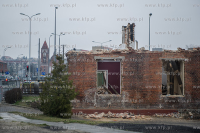Gdansk. Rozbiorka budynkow znajdujacych sie przy skrzyzowaniu...