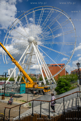 Gdansk. Montaz kola widokowego na Wyspie Spichrzow.
18.05.2015
fot....