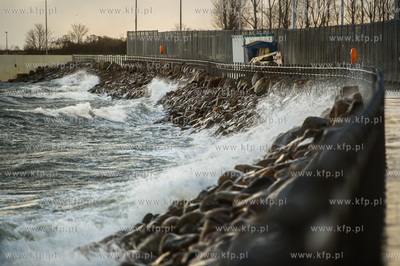 Gdańsk. Silny wiatr oraz wysokie fale na Zatoce Gdańskiej....