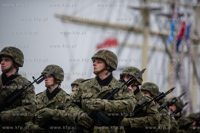 Gdynia. Nabrzeże Pomorskie. Uroczysta przysięga wojskowa...