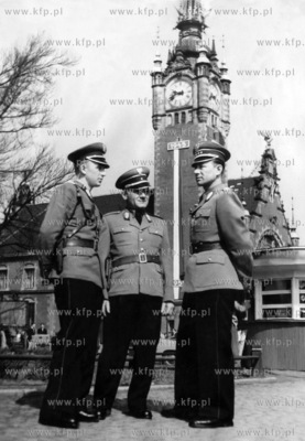 Milicjanci w nowych mundurach przed Dworcem Glownym...