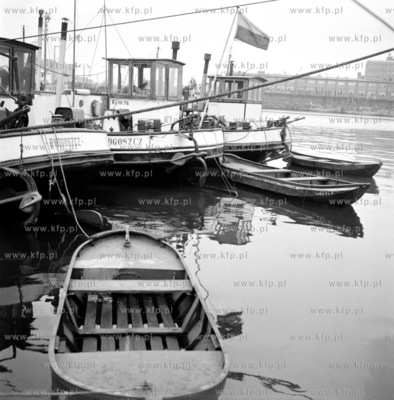 Barki zacumowane do Nabrzeza Pomorskiego przy molo...