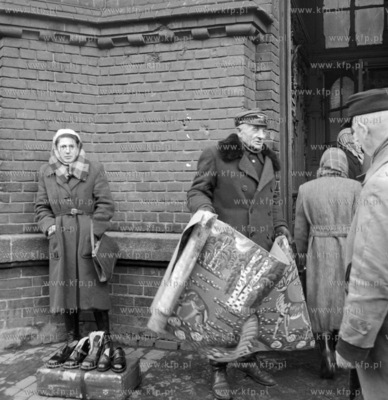 Kobieta sprzedajaca buty i mezczyzna prawdobnie kolejarz...