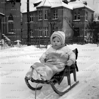 Maly Macius Kosycarz na sankach na ul. Dickmana w Gdansku...
