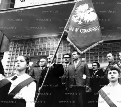 Uroczystosc przekazania sztandaru szkole podstawowej...