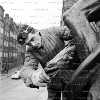 Pracownik Stoczni Gdańskiej przy remoncie instalacji...