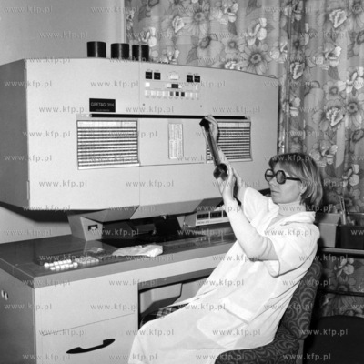 Laboratorium fotograficzne. Na zdjęciu proces naświetlania...