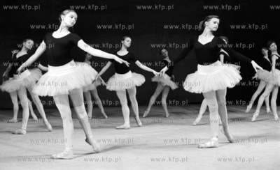 Próba do baletu Jezioro łabędzie w Sredniej Szkole...