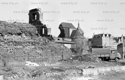 Ruiny na Wyspie Spichrzów w Gdańsku. 
7.03.1977
2marzec77_z.kosycarz_p13
Fot....