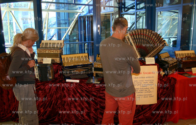 Wystawa akordeonow w krzywym domku na sopockim deptaku....