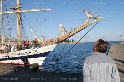 Nabrzeze Prezydenta, Gdynia. Zaglowiec szkolny Pogoria...