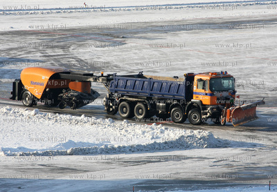 Gdansk, Rebiechowo. Zima na lotnisku. Nz. Sprzet zimowy...