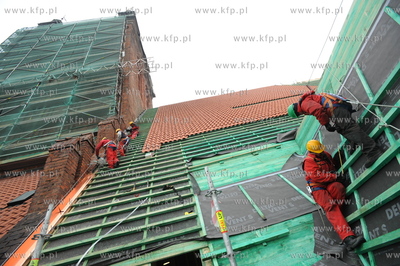 Kosciol sw. Katarzyny, Gdansk. Prace dekarskie na dachu...