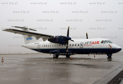 Gdansk, Rebiechowo. Nz. ATR-42 300 linii JetAir.
08.11.2009
Fot.Sebastian...
