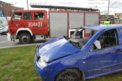 Wypadek samochodowy na Podwalu Grodzkim, niebieska...