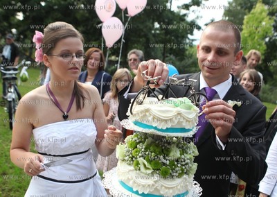 Szczecin. Nietypowy slub w wzieli Tomek i Wanda. Para...