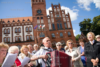 Slupsk. Sluchacze Uniwersytetu Trzeciego Wieku spiewaja...