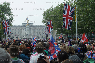 Londyn. Przejazd orszaku po ceremonii zaslubin ksiecia...
