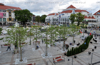 Plac Przyjaciol Sopotu. Ostatnie dni remontu placu,...