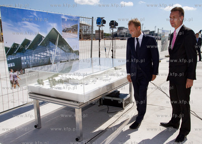 Premier Donald Tusk wizytuje budowe terminala T2 Portu...
