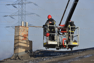Pozar malarni firmy Indusco przy ul. Hutniczej w Gdyni,...