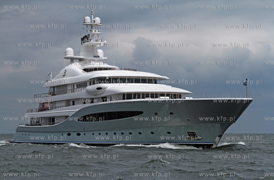 W gdanskim porcie, przy nabrzezu Obroncow Westerplatte,...